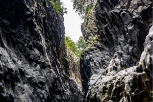 alcantara-river-gorge-flowing-among-basalt-geologi-XCEHPFU